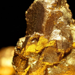 Gold bull market continues to be strong: Gold and silver diverge under the prospect of a weaker dollar and a trade agreement